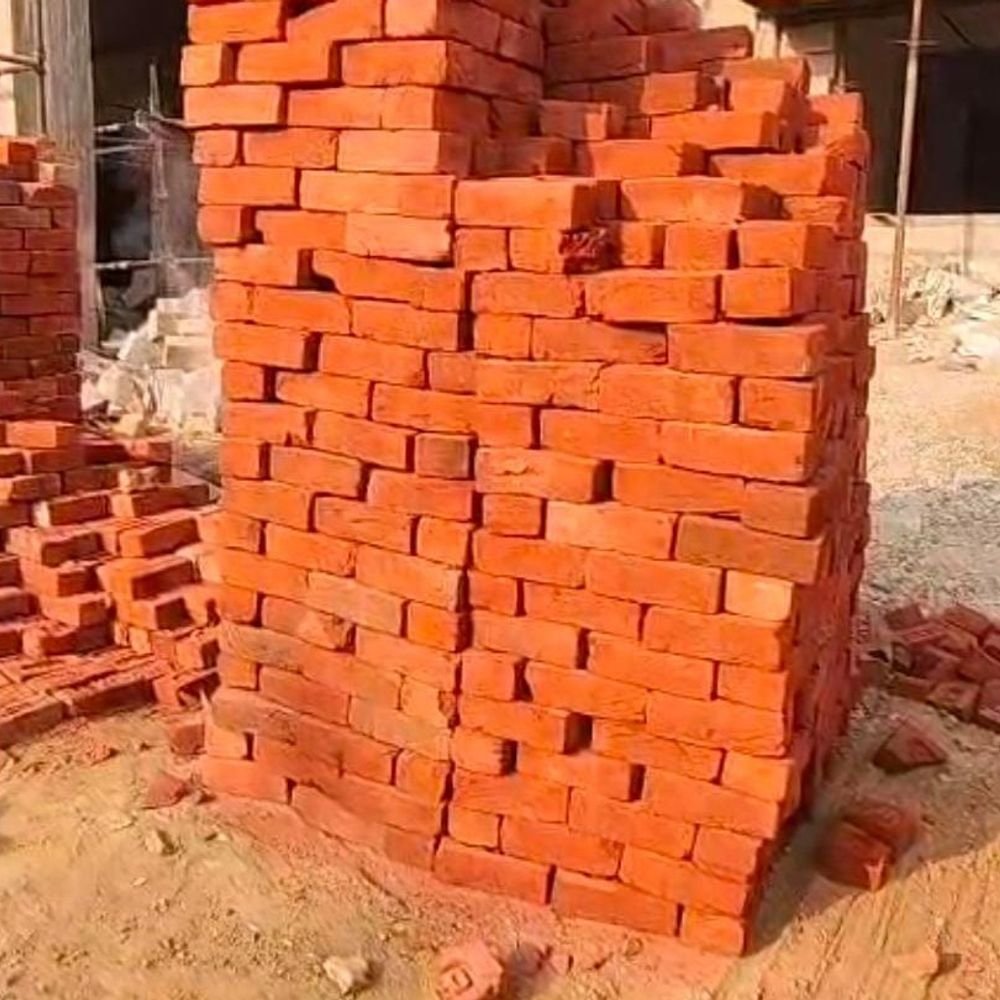 संभल जिला अस्पताल निर्माण में घटिया सामग्री, सुरक्षा पर सवाल::रेत में सीमेंट के कट्टे, पीली ईंटों का उपयोग; मजदूरों की सुरक्षा भी दांव पर