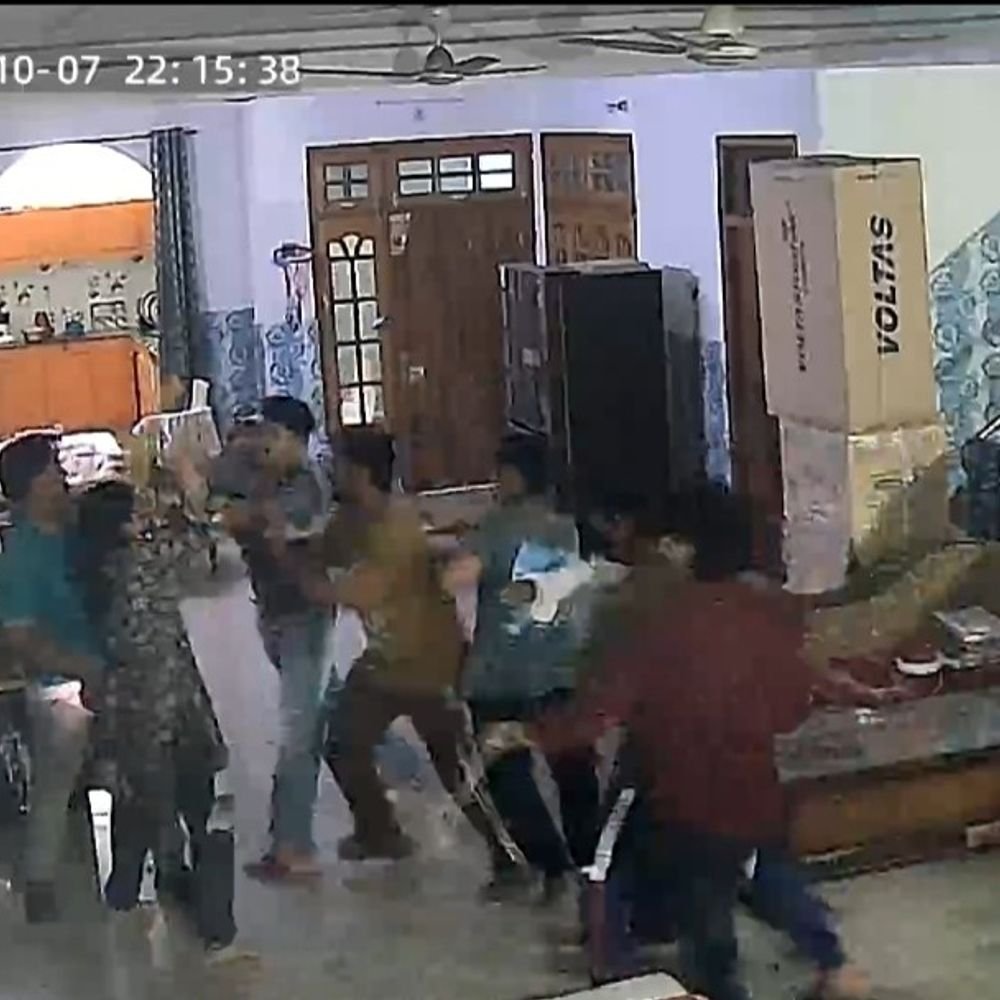 लखनऊ में घर घुसकर पति-पत्नी व बच्चों को पीटा:किराना व्यापारी ने साथियों संग घर पर किया पथराव, सीसीटीवी में घटना कैद