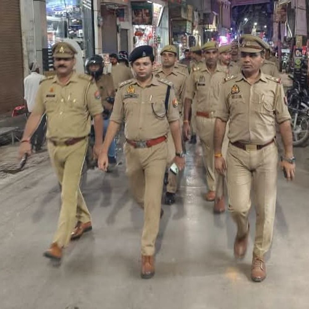 बुलंदशहर में पुलिस का पैदल मार्च:त्योहारों को लेकर पुख्ता सुरक्षा व्यवस्था, अधिकारियों ने मांगा आमजन से सहयोग की अपील