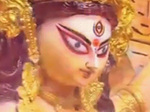 प्रयागराज में दुर्गा पंडालों की धूम...VIDEO:नागलोक,मीनाक्षी मंदिर से डिज्नीलैंड तक, अनोखी थीमों पर सजे पंडाल