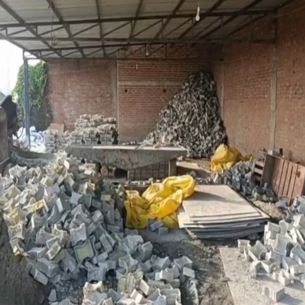 इंटरलॉकिंग प्लांट से 20 लाख की चोरी:ट्रैक्टर-ट्रॉली, 3 बैटरी-मोटर ले गए; केयरटेकर बोला- विधायक का प्लांट, MLA ने किया मना
