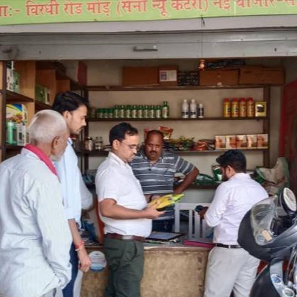 सोनभद्र में खाद-बीज दुकानों पर छापा:दो दुकानों के लाइसेंस निलंबित, एक को नोटिस; खाद-बीज के 10 नमूने जांच को भेजे