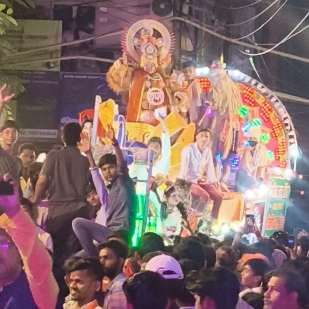गणेशगंज का भरत मिलाप, भगवान श्रीराम ने किया नगर भ्रमण:मिर्जापुर में भक्ति गीतों पर कलाकारों के नृत्य ने मोहा मन, भोर तक चली झांकियां