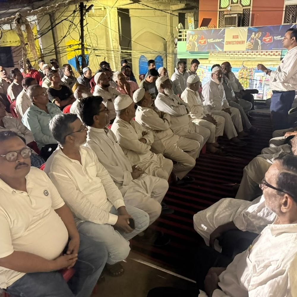 मेरठ में 24 तारीख के धरने का जनसंपर्क हुआ तेज:व्यापारियों के बीच पहुंच रविंद्र गुर्जर बोले- घर और रोजगार बचाने के लिए उतरना होगा सड़क पर