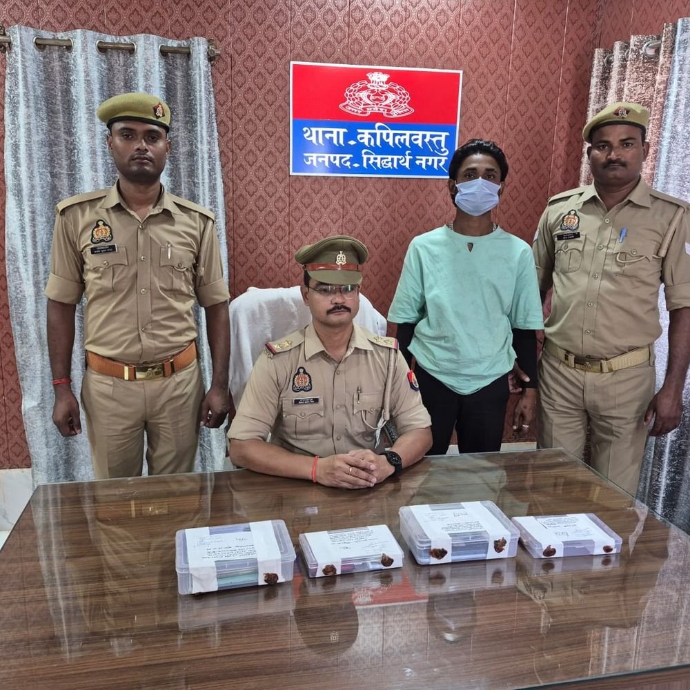 ट्रेन और स्कूल से चोरी करने वाले दो आरोपी गिरफ्तार:सिद्धार्थनगर पुलिस ने 5 मोबाइल बरामद किया, नेपाल में बेचा था सामान