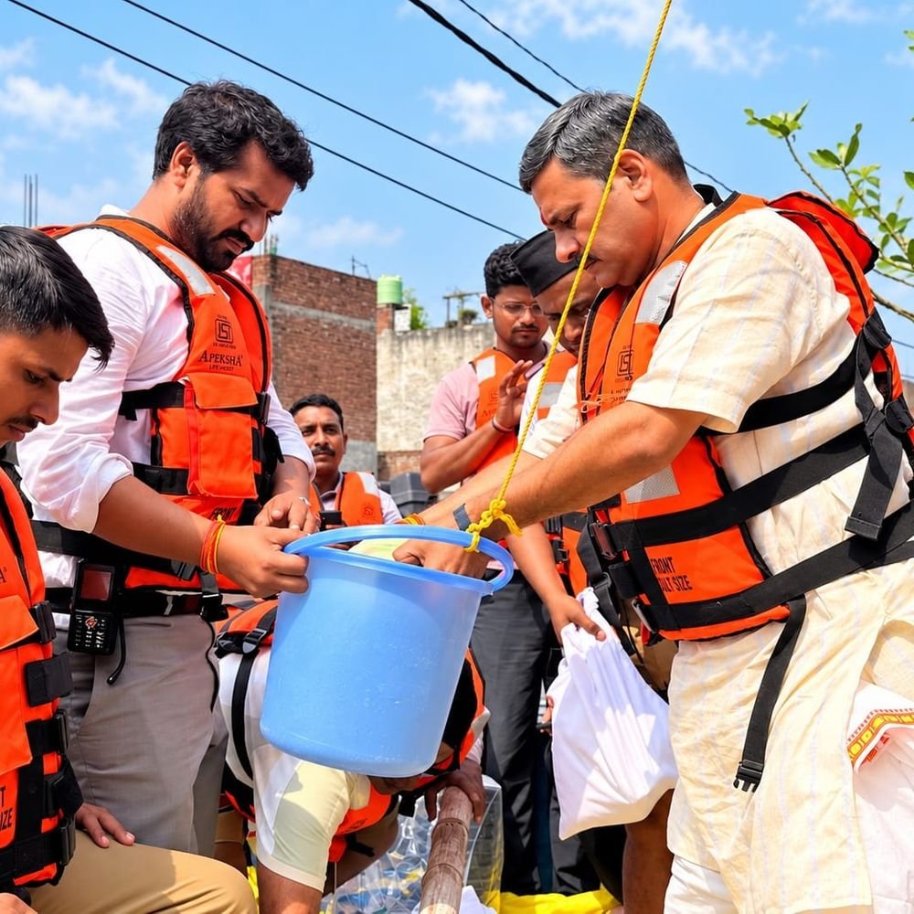 बाढ़ प्रभावित इलाकों में RSS-सेवा भारती का राहत अभियान:लखनऊ में छठे दिन भी राहत सामग्री बांटी, हरसंभव मदद का आश्वासन दिया