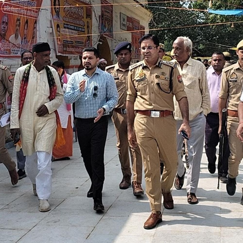 अयोध्या में डीएम-एसएसपी ने विसर्जन स्थलों का निरीक्षण किया:रेछघाट और मां कामाख्या धाम घाट पर व्यवस्थाएं परखीं, कमियां दूर करने के निर्देश दिए