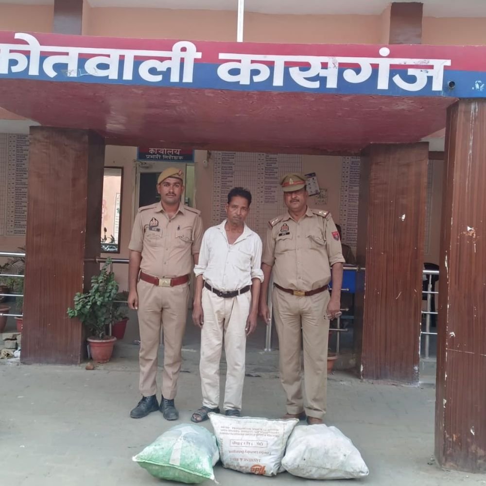 कासगंज में 30 किलो अवैध आतिशबाजी के साथ एक गिरफ्तार:नदरई तिराहे के पास तीन बोरों में मिला आतिशबाजी बनाने का सामान