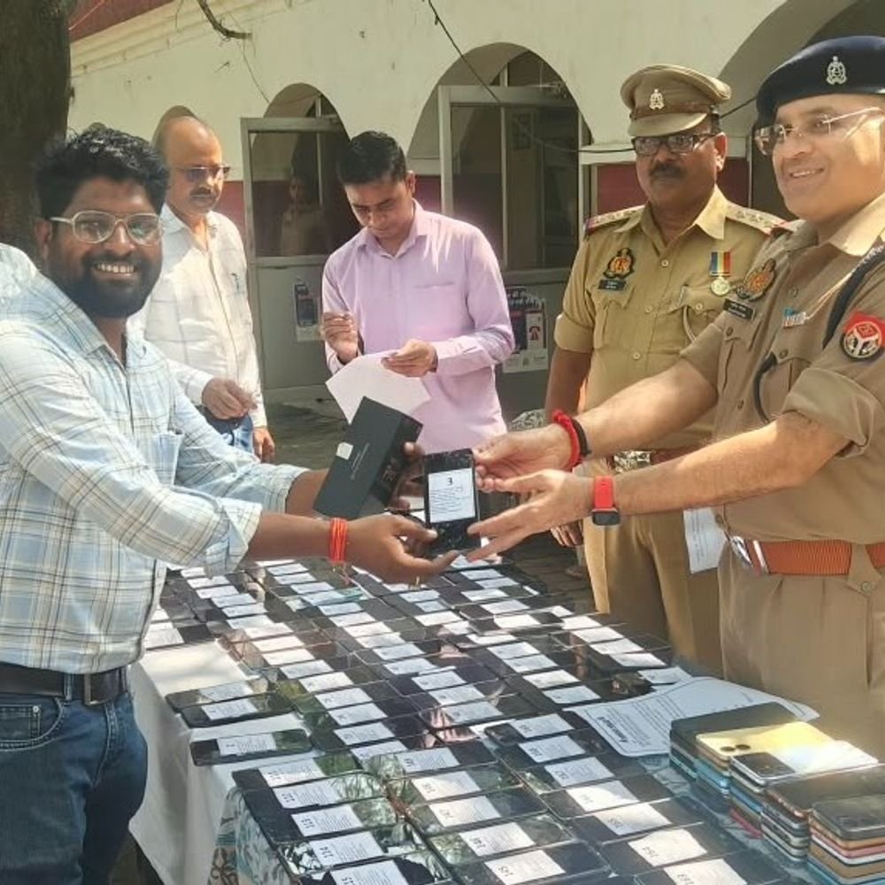 हरदोई पुलिस ने 220 गुमशुदा मोबाइल बरामद किए:3 महीने में 40 लाख के फोन मिले, मालिकों के चेहरे पर दिखी खुशी