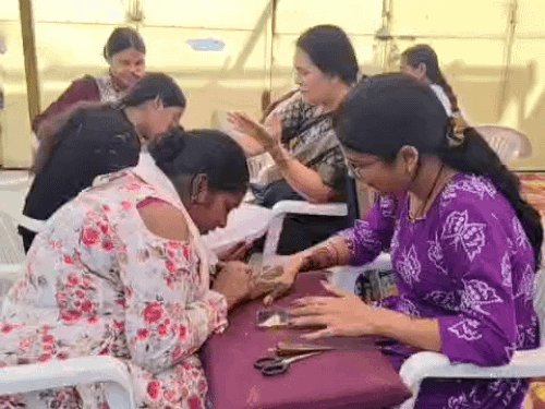 मेरठ में करवाचौथ से पहले बाजार में रौनक:मेहंदी में भरवां डिजाइन का क्रेज, बाजारों में बढ़ी महिलाओं की भीड़