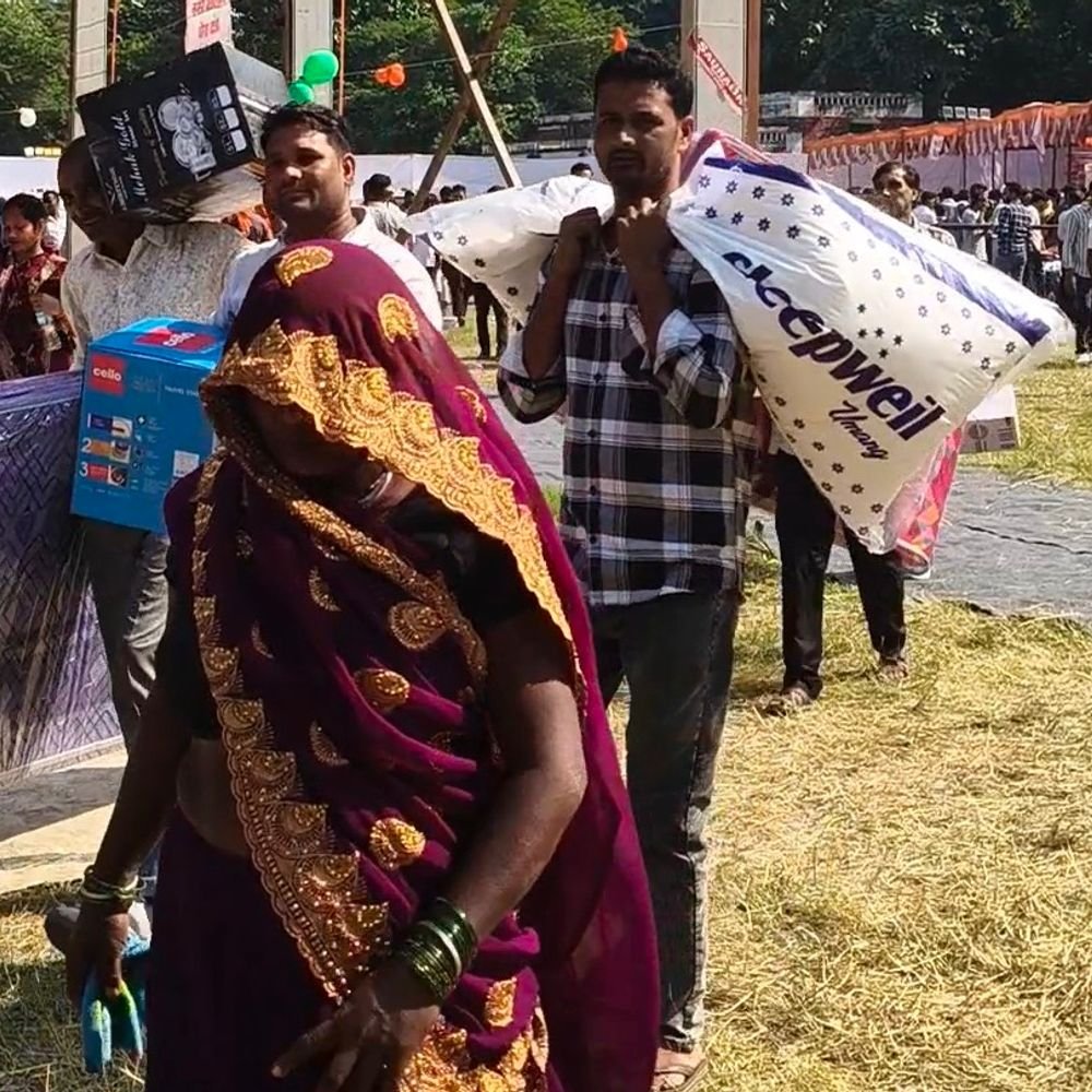 सामूहिक विवाह में दहेज पर्ची लेने की होड़:बरेली में धक्का-मुक्की, 27 घरेलू सामान और 64 हजार रुपए मिले; बच्चों ने भी उठाया सामान