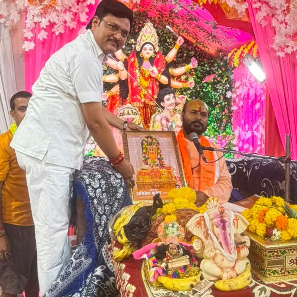 ककवन के दुर्गा मंदिर में रामकथा:समाजसेवी ने कथावाचक व कलाकारों को किया सम्मानित