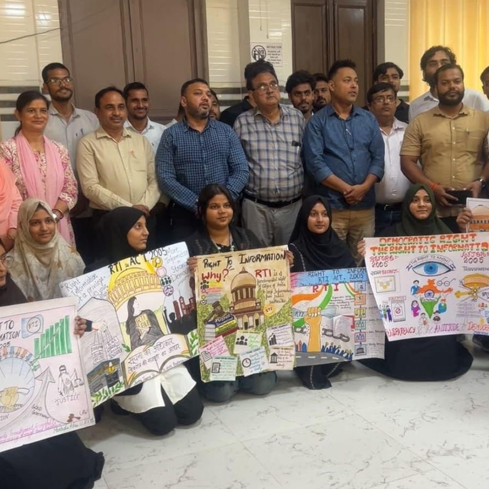 शिया पीजी कॉलेज में आरटीआई प्रवर्तन दिवस मनाया:पोस्टर मेकिंग और संगोष्ठी में छात्रों ने लोकतंत्र व पारदर्शिता पर चर्चा की