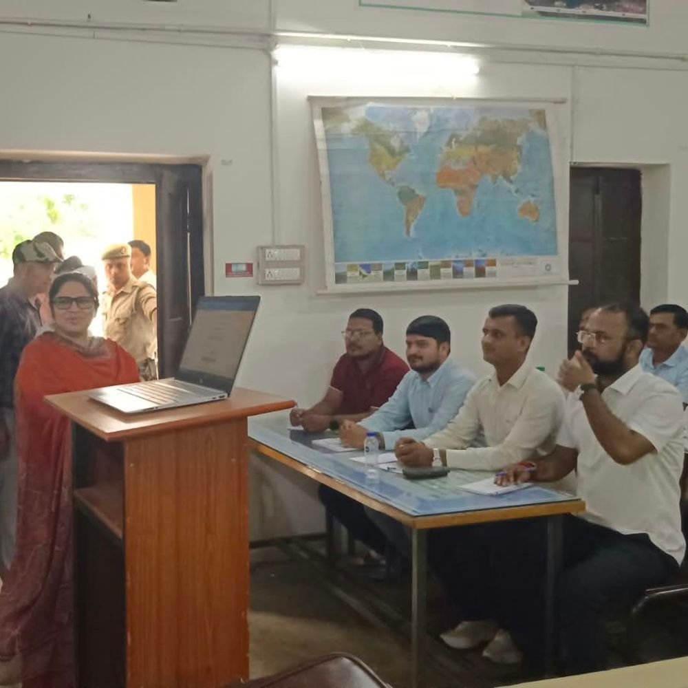 गोंडा में जनगणना प्रशिक्षण से गायब मिले 11 कर्मचारी:डीएम ने रोका अनुपस्थित दिनों का वेतन, 7 अक्टूबर से लाल बहादुर शास्त्री महाविद्यालय में चल रहा प्रशिक्षण