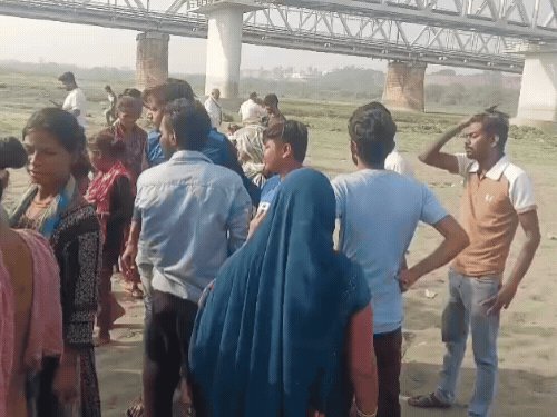 यमुना नदी में डूबे चाचा-भतीजा:आगरा में भतीजे को लोगों ने बचाया, पितृों के तर्पण के लिए गए थे; नहाते समय हादसा