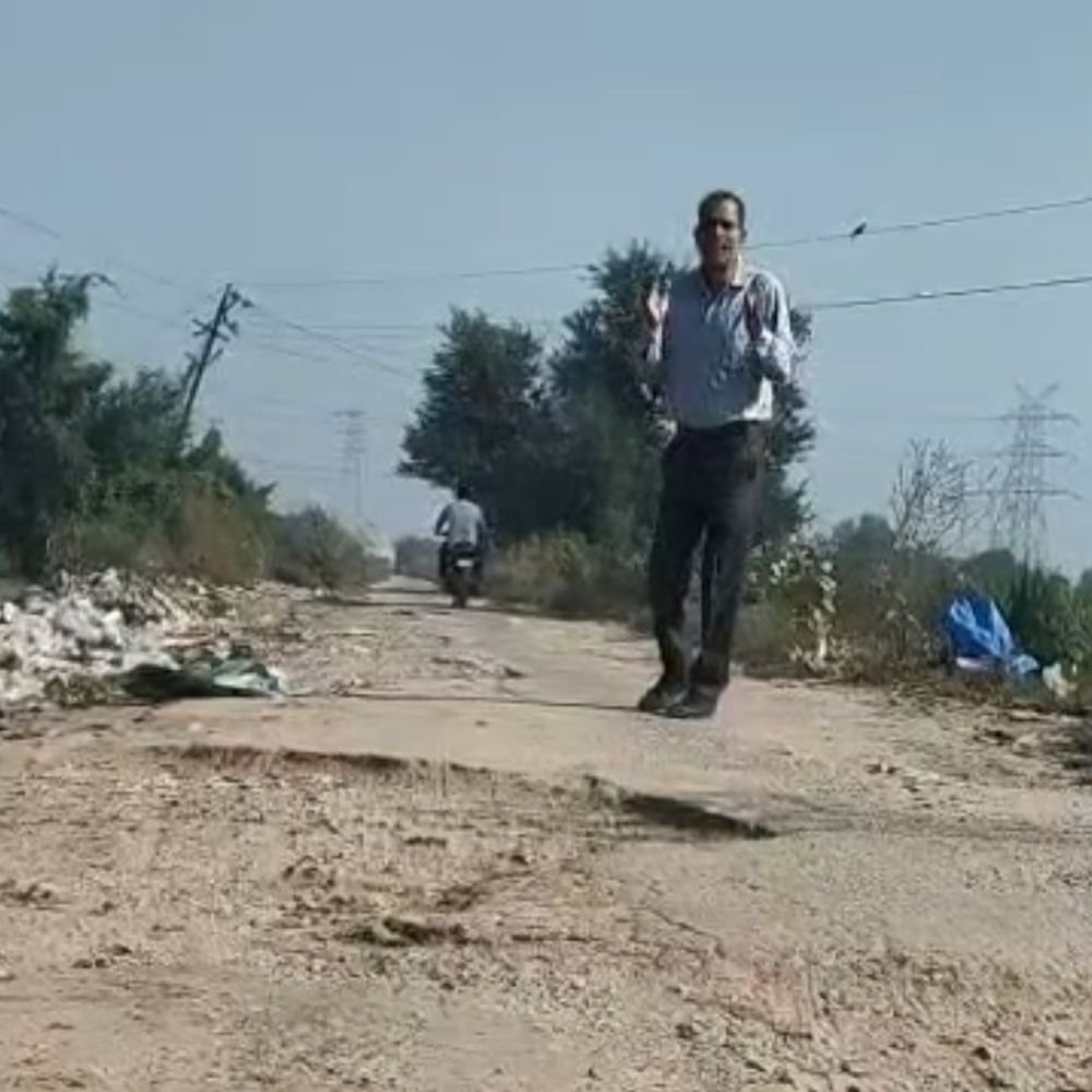बागपत में खेकड़ा-नानू नहर मार्ग बदहाल:समाजसेवी ने मरम्मत की मांग उठाई, गड्ढे और गंदगी से लोग परेशान