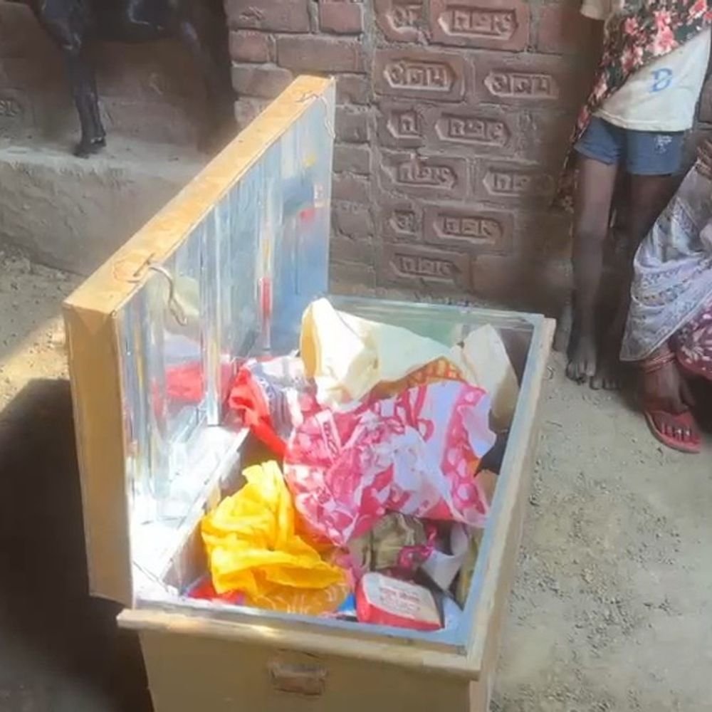 पीछे का दरवाजा तोड़कर घर में घुसे चोर:छत पर सोता रहा परिवार, 20 लाख के जेवर और नकदी ले गए चोर