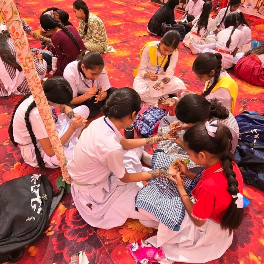 संमार्ग पंडाल में मेहंदी प्रतियोगिता आयोजित:स्कूली बच्चों संग युवाओं का उत्साह, मातृशक्ति ने किया सुंदर डांडिया नृत्य