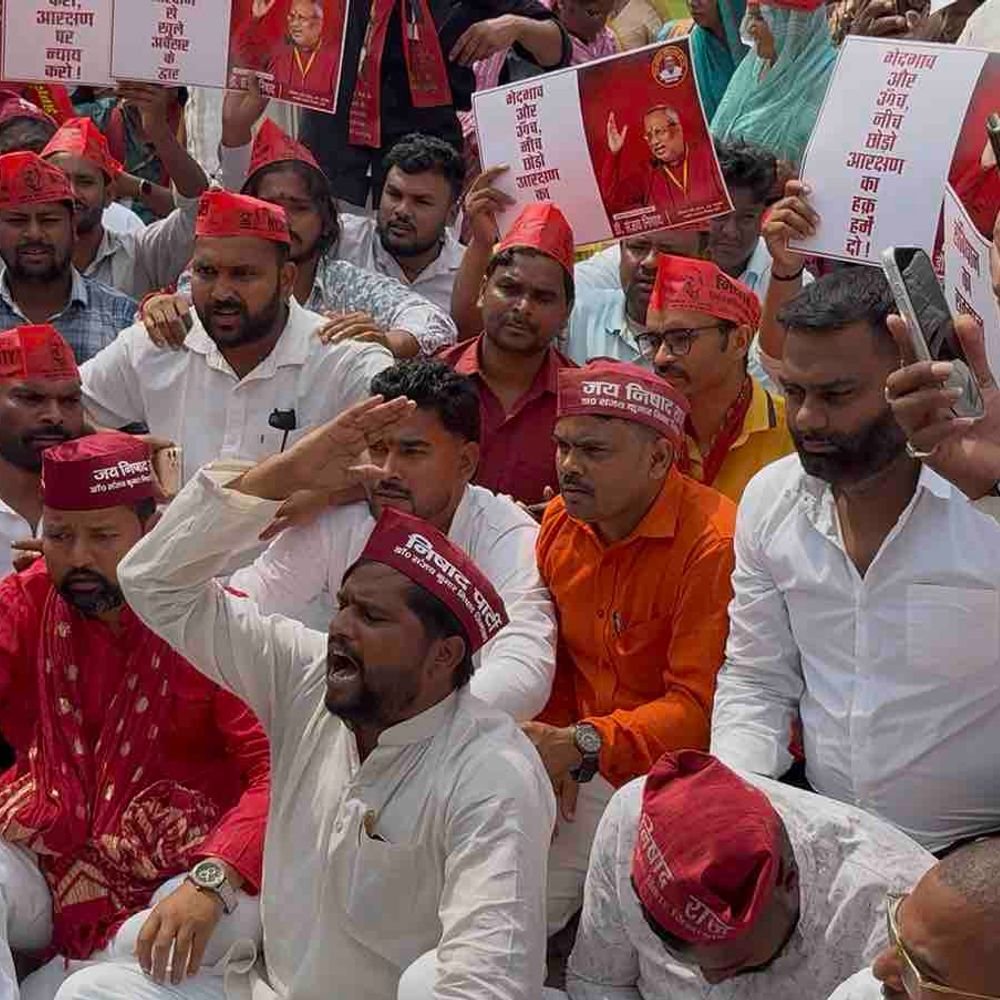 गोरखपुर में संजय निषाद के बयान पर विवाद:निषाद पार्टी का डीएम कार्यालय पर प्रदर्शन, आपत्तिजनक टिप्पणी वापस लेने की मांग