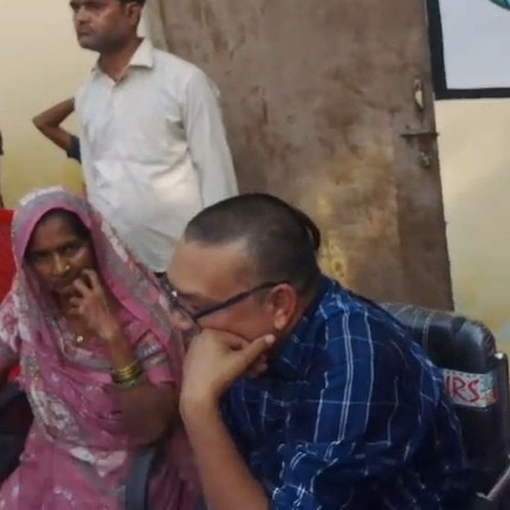 राशन दुकान के आवंटन पर विवाद:उन्नाव में राशन दुकान का आवेदन फाड़ने का आरोप, महिलाओं को जेल भेजने की धमकी देने की शिकायत