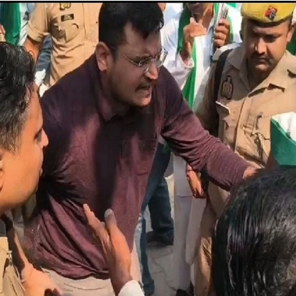 भाकियू नेताओं ने सिटी मजिस्ट्रेट को दिया धक्का:जमीन पर गिरे, पुलिस से भी हुई धक्का-मुक्की, सीईसी के खिलाफ किया प्रर्दशन