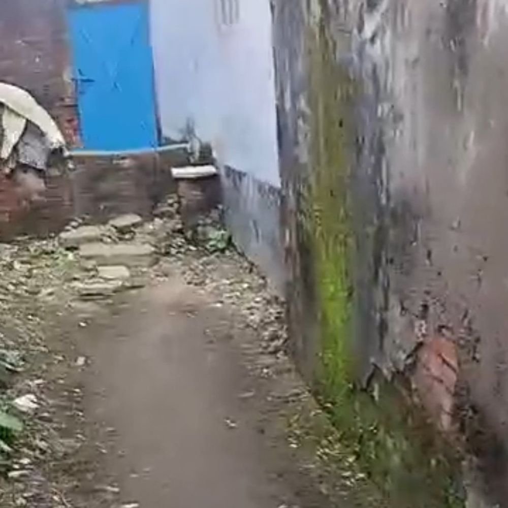 देवरिया में रास्ते पर कब्जे का आरोप:विधायक-सांसद पर उठाए सवाल, बोलीं- 113 साल की दादी के लिए दरवाजे तक नहीं पहुंचती एंबुलेंस