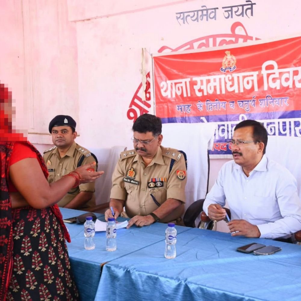 बहराइच जिले में समाधान दिवस:डीएम-एसपी ने कहा- प्रकरण का समय से निराकरण कर शिकायतकर्ता को राहत दें