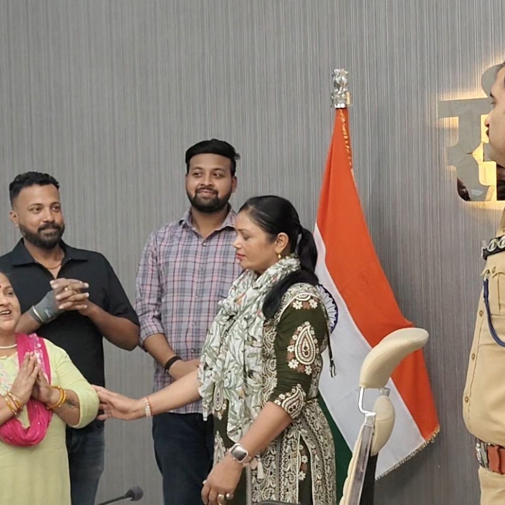 फर्जी बैंक मैनेजर बनकर 27 लाख ठगने वाले दंपती गिरफ्तार:सीतापुर में 14 लाख नकद, 6 लाख के जेवर और फर्जी आईडी मिली