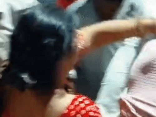 बहन के साथ युवक को देख भड़का भाई, VIDEO:फिरोजाबाद में जमकर मारपीट, ट्रॉमा सेंटर की सर्विस रोड पर हंगामा