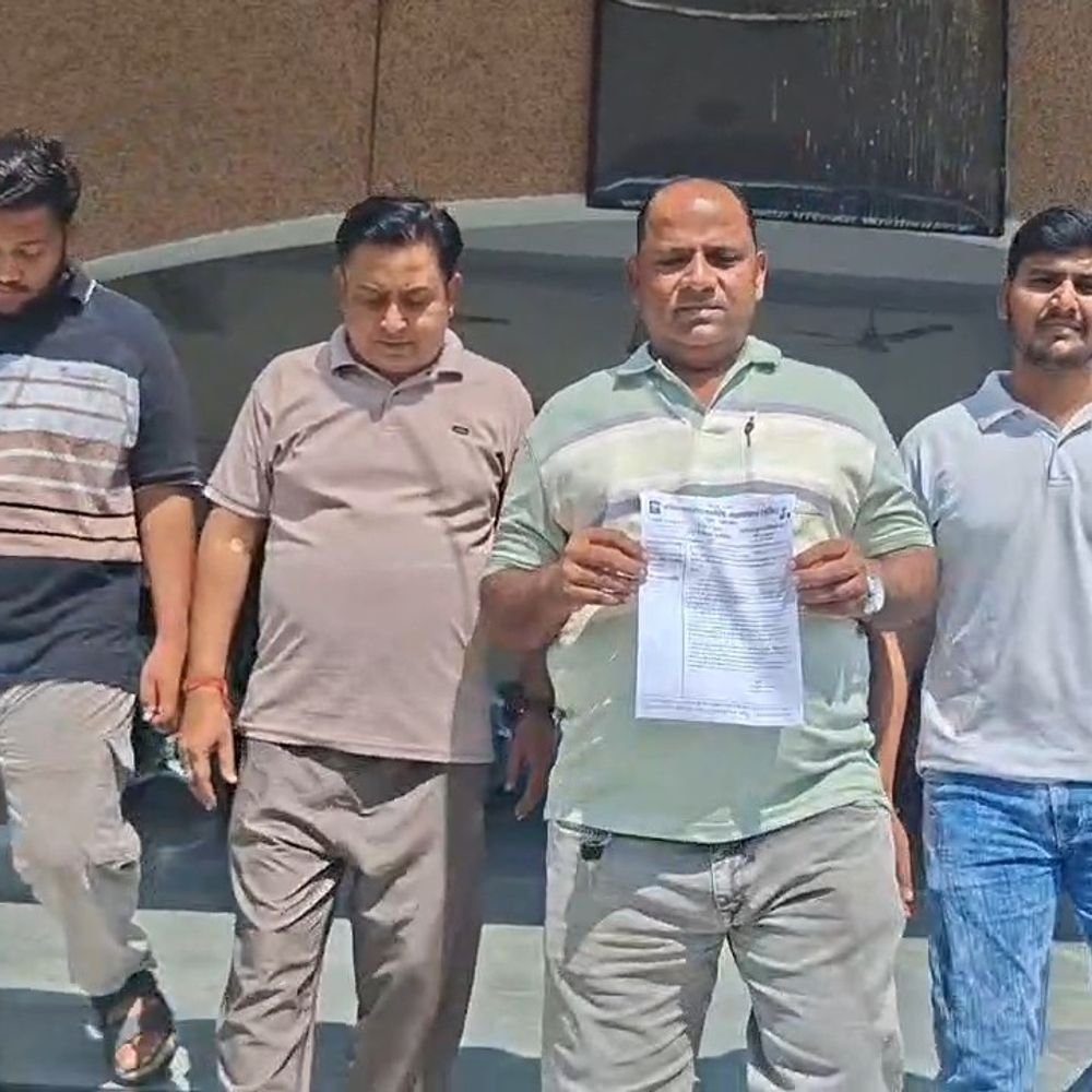 अमरोहा में सफाई कर्मचारियों को नहीं मिल रहा आयुष्मान लाभ:वाल्मीकि महापंचायत ने DM को ज्ञापन सौंपकर सर्वे की मांग की