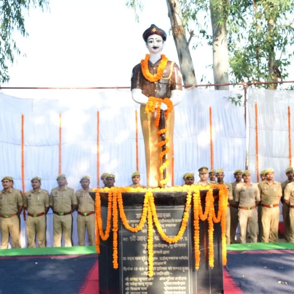 कुशीनगर में शहीद पुलिसकर्मियों को दी श्रद्धांजलि:पुलिस लाइन के शहीद स्मारक पर एसपी समेत अधिकारियों ने पुष्पांजलि अर्पित की, दो मिनट का मौन भी रखा