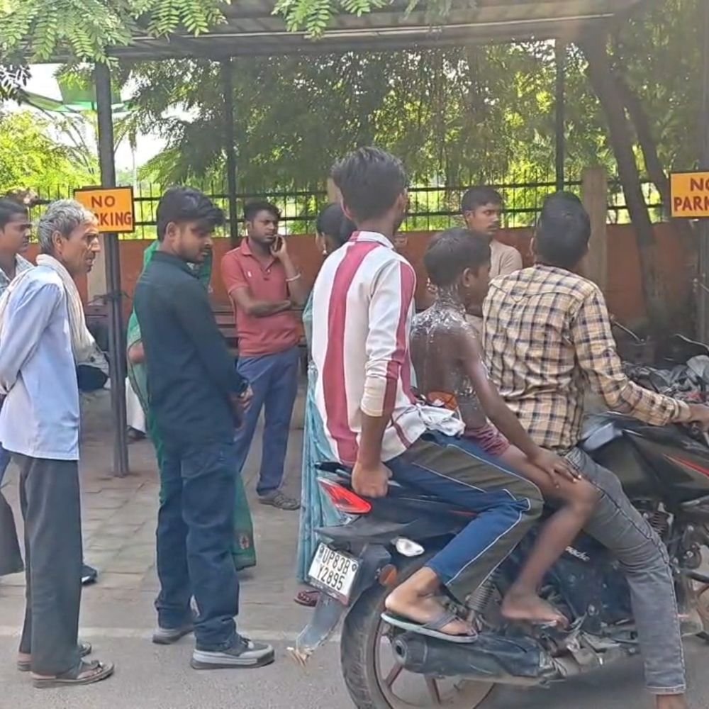 10 साल का बच्चा आग से झुलसा:फिरोजाबाद के बरगदपुर गांव में दुर्गा पूजा के दौरान हुआ हादसा, अस्पताल में भर्ती