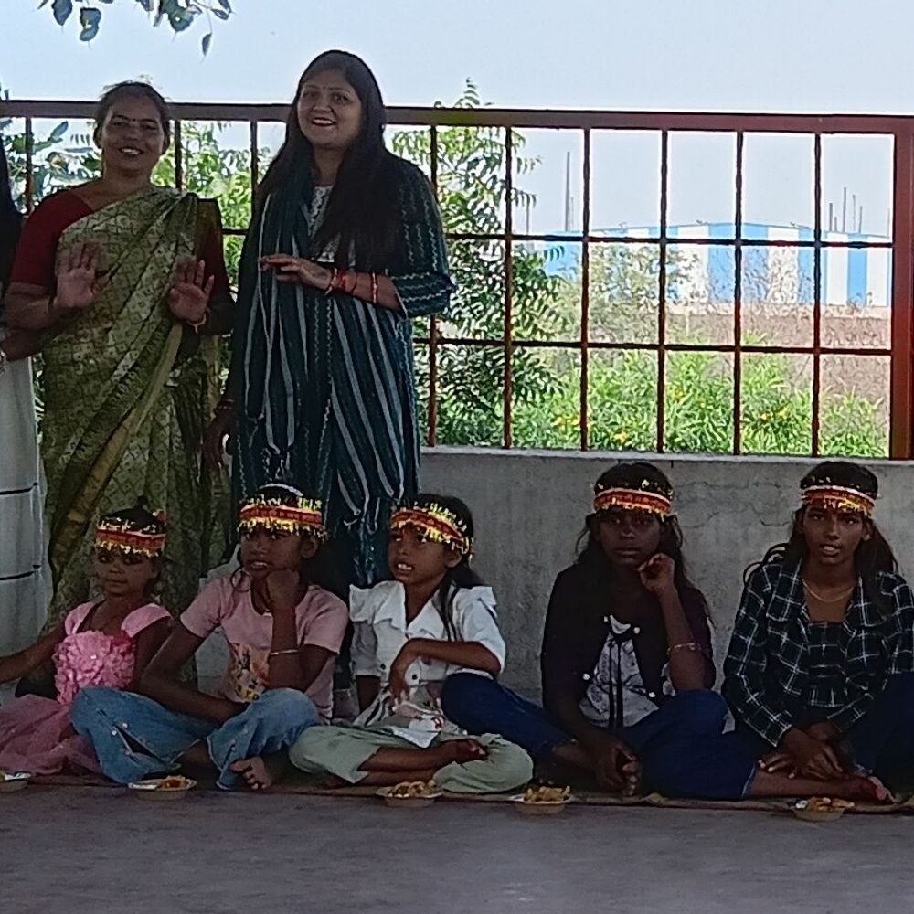कानपुर में कन्या भोज आयोजित:केशव माधव पाठशाला बच्चियों का पूजन, चरण धोकर खिलाई दही-जलेबी