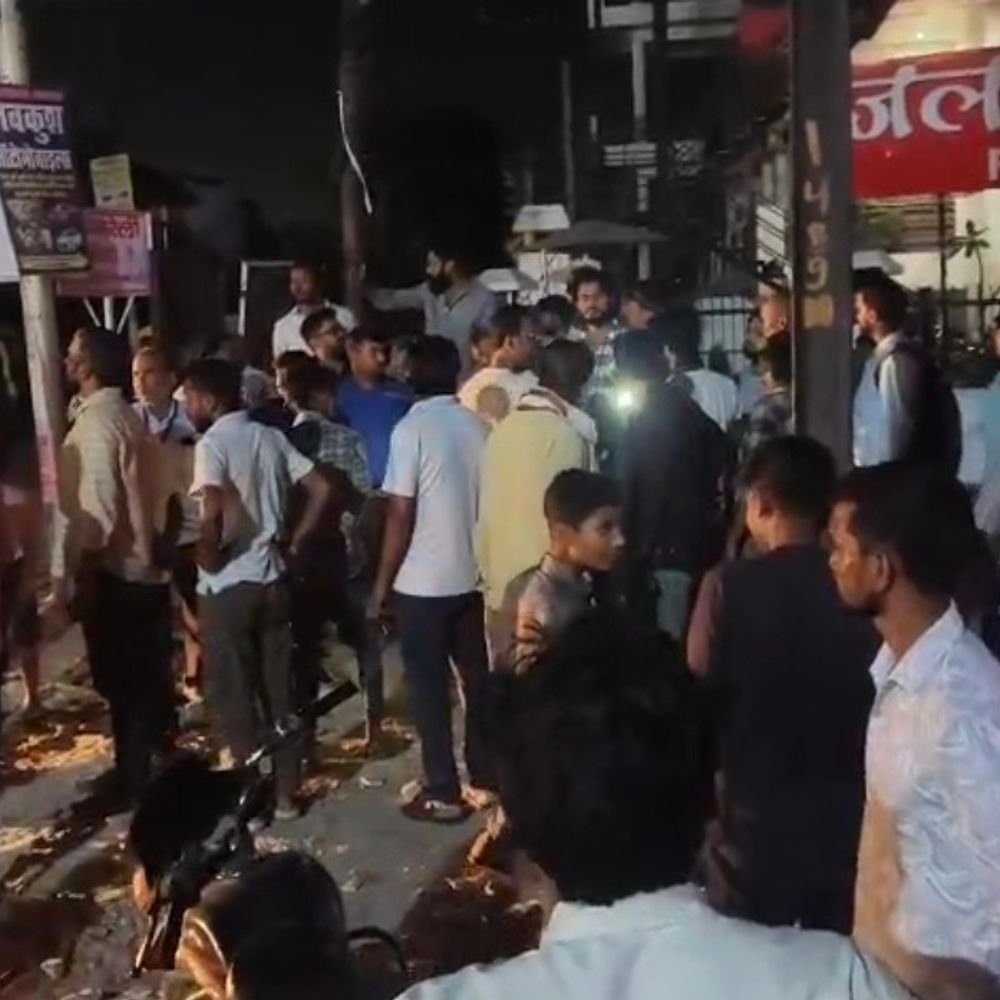 कार ने बाइक सवार दो युवकों को मारी टक्कर:रायबरेली में हुआ हादसा, एक युवक घायल, चालक फरार