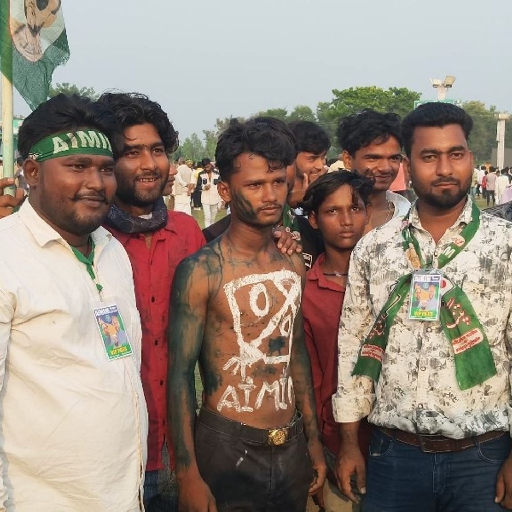 श्रावस्ती में ओवैसी की सभा में अनोखा समर्थक:सिर से पैर तक हरे रंग में पहुंचा ओवैसी का समर्थक, सीने पर गुदा रखा था ‘पतंग’ का निशान