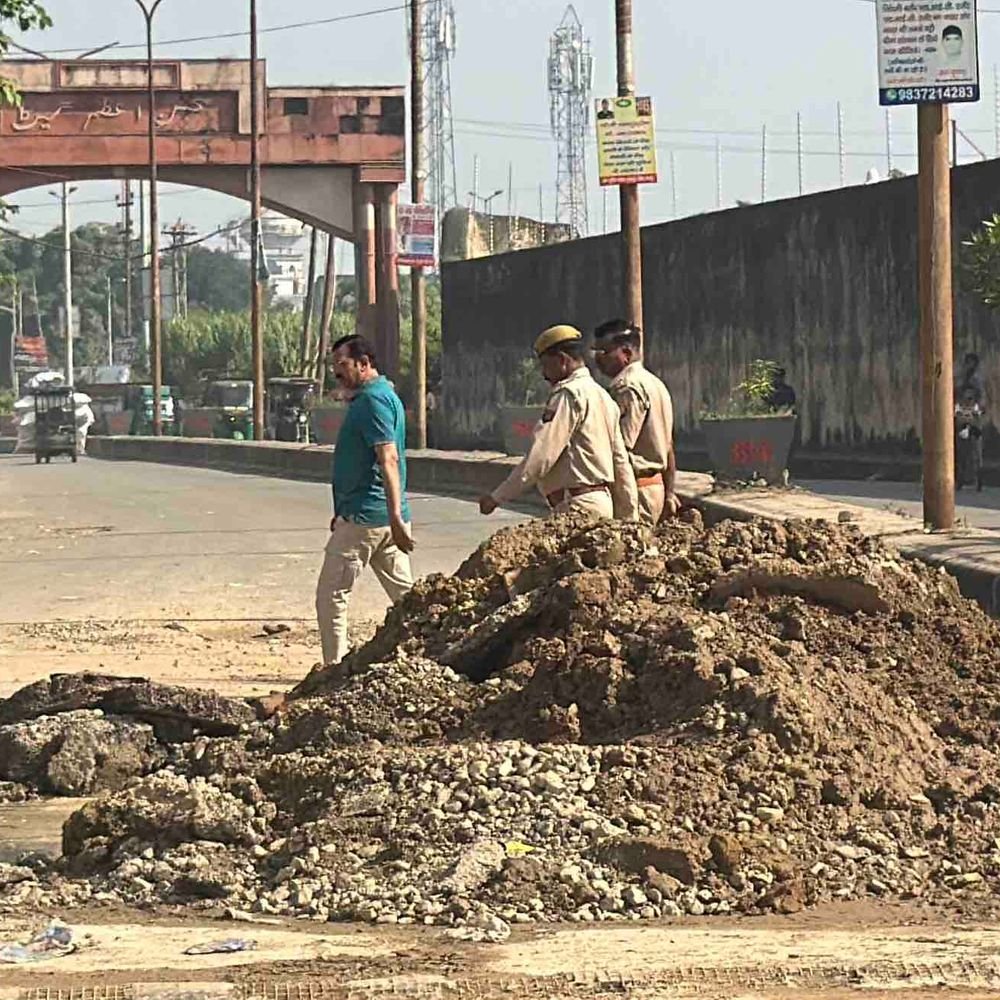 रामपुर में पाइपलाइन खराब होने से सड़क पर जलभराव:जिला कारागार के सामने 5 दिन से एक तरफ का रास्ता बंद, राहगीर परेशान