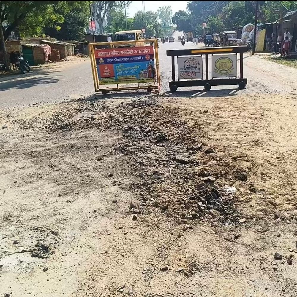 9 करोड़ की जेल रोड 2 महीने में उखड़ी:रायबरेली में जिला कारागार के पास फिर बना गड्ढा, यातायात पर असर