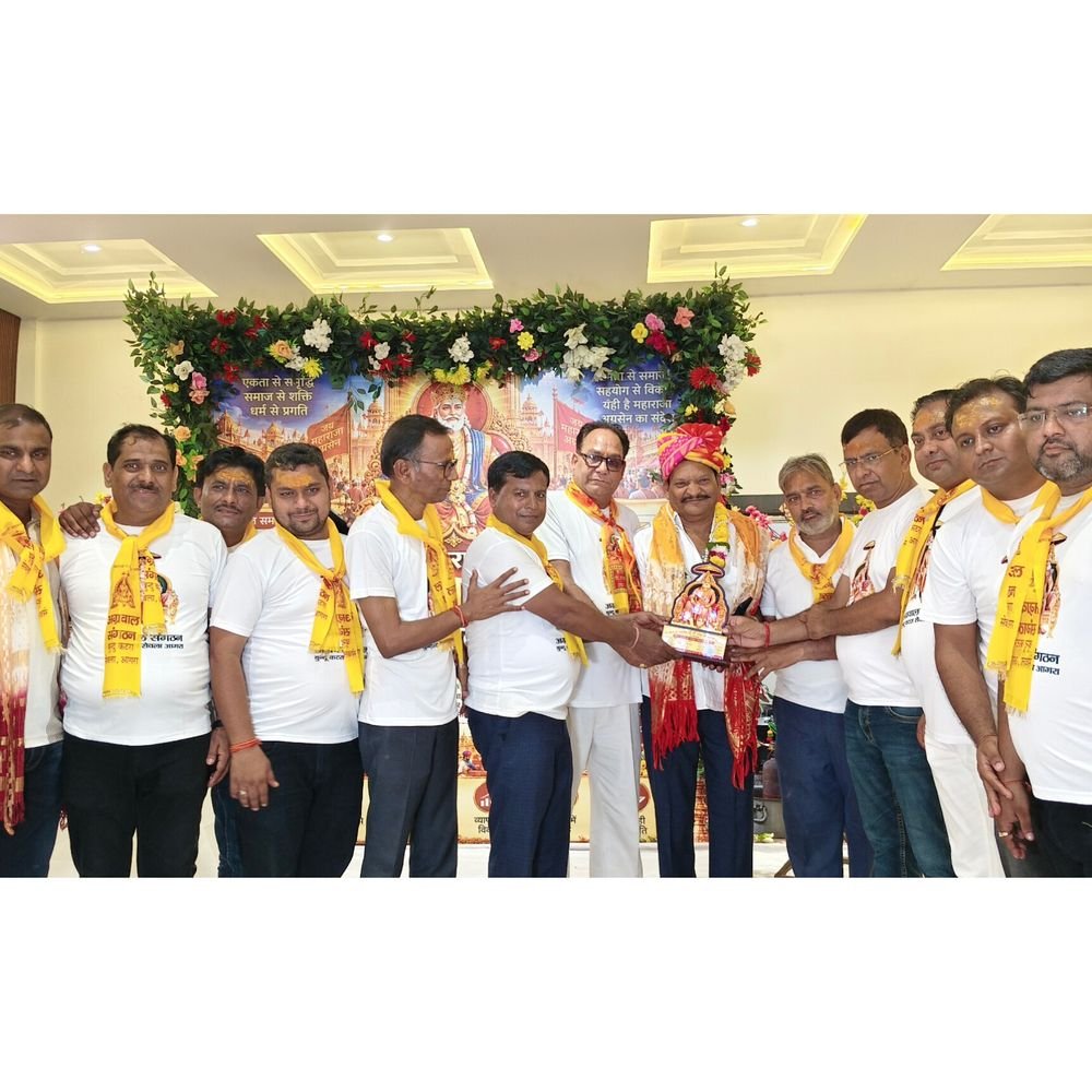 महाराजा अग्रसेन जयंती का न्योता देने निकली बाइक रैली:आगरा में दर्जनों गांवों-कॉलोनियों में हुआ स्वागत, हजारों लोग हुए शामिल