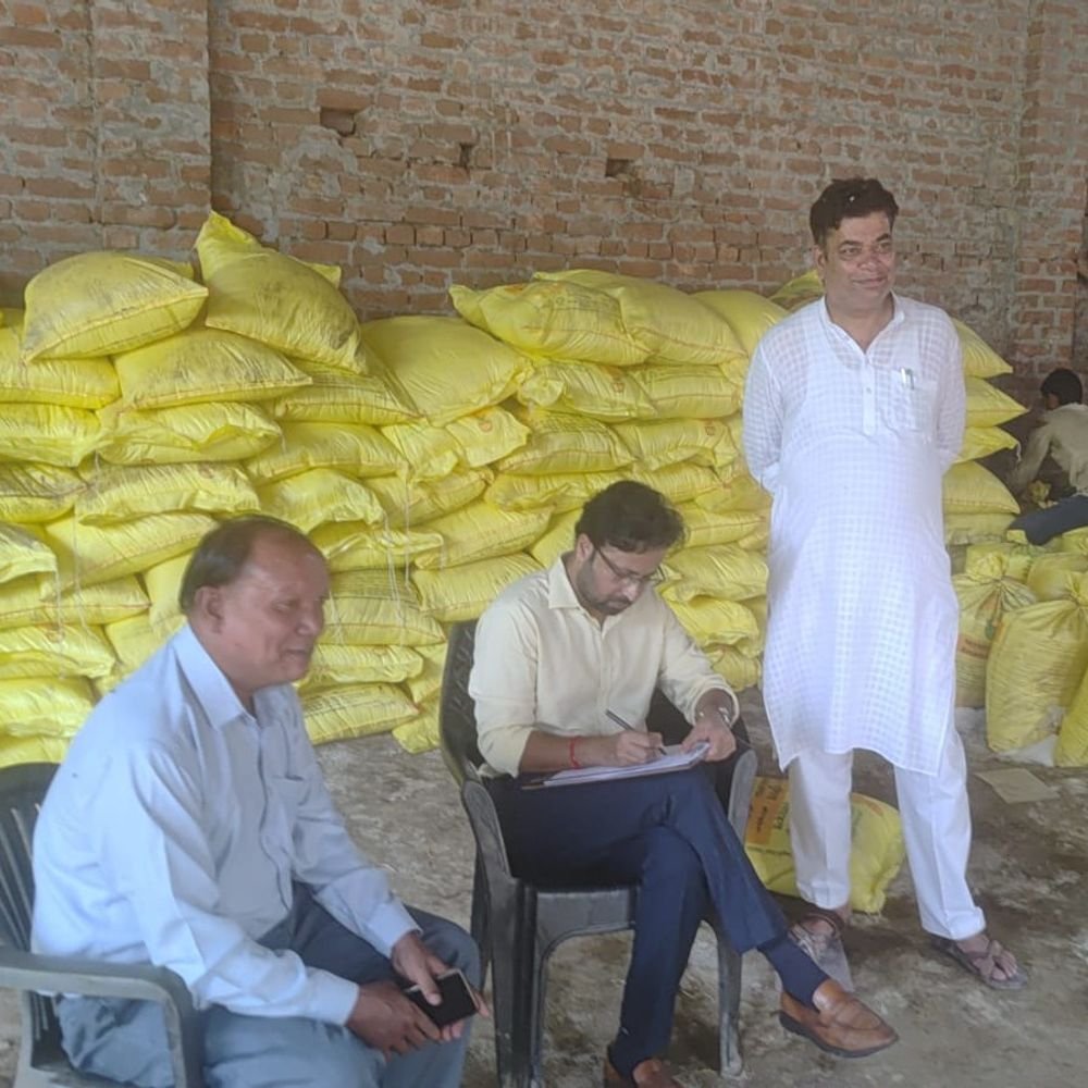 हापुड़ में सरकारी यूरिया के 184 कट्टे बरामद:कृषि विभाग ने खेत के बीच चल रही फैक्ट्री पकड़ी, जांच शुरू