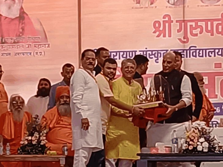 विधायक वेद प्रकाश गुप्ता ने रक्षा मंत्री को सौंपा पत्र:कैंट क्षेत्र की 100 वर्ष पुरानी आबादी के स्थायी समाधान की मांग
