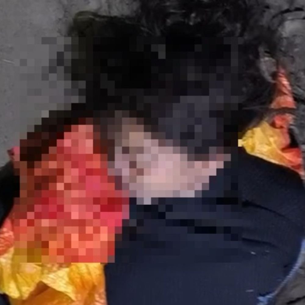 कार की डिग्गी से युवती का शव सड़क किनारे फेंका:ग्रामीणों ने 2 किमी तक पीछा किया, ड्राइवर गोरखपुर की ओर भागा
