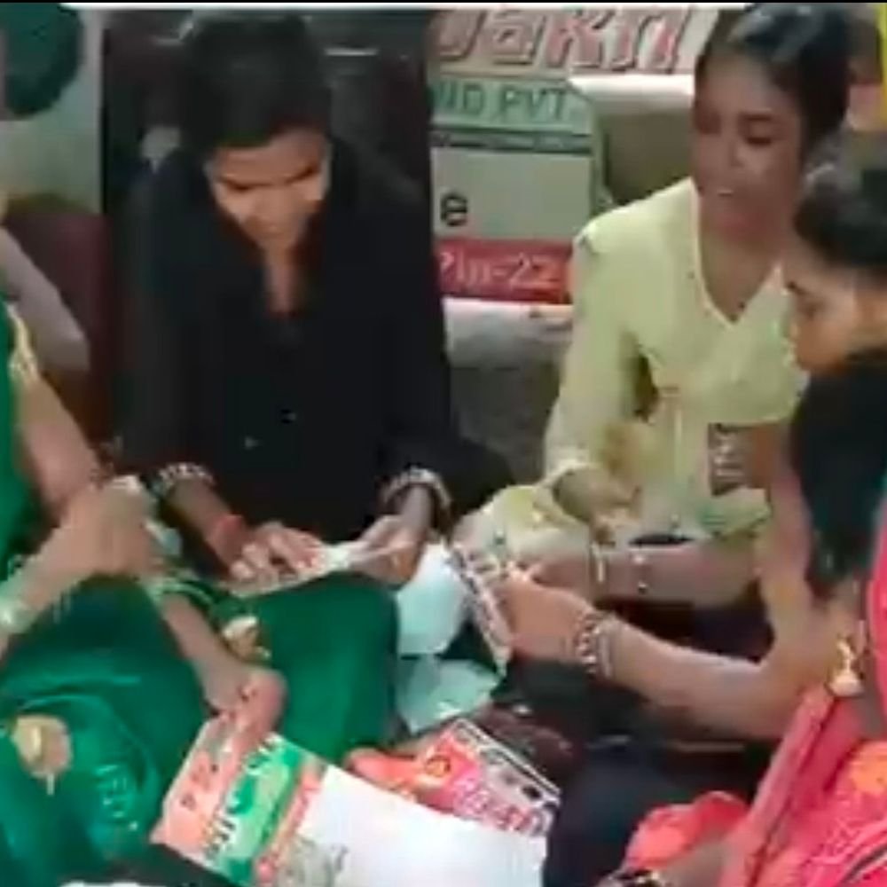 गुड़िया ने 4.50 लाख से ज्यादा महिलाओं को आत्मनिर्भर बनाया:बलिया में परिवार के खिलाफ जाकर शुरू की संस्था, बिंदी बनाने, मसाला पैकिंग का काम सिखाया
