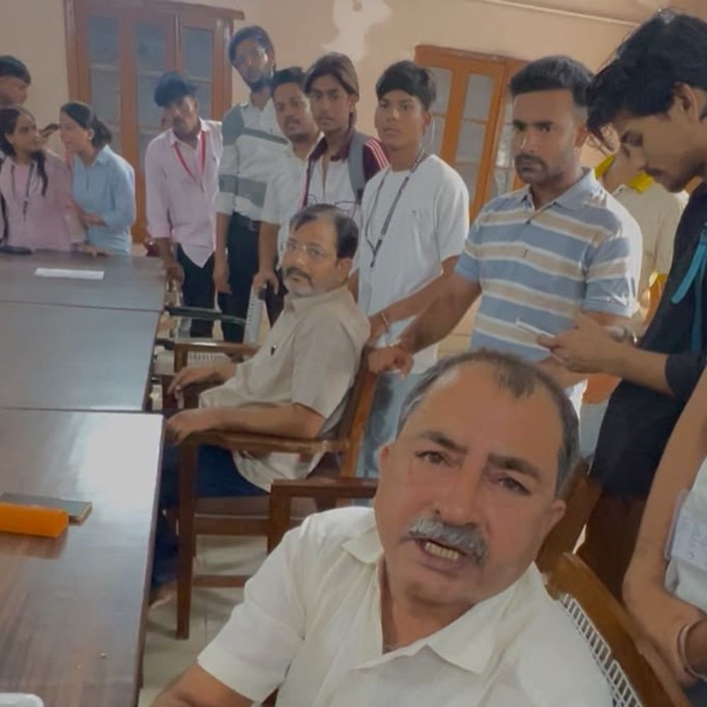 केजीके कॉलेज में छात्रा का नंबर लेने पर हंगामा:छात्र ने प्राचार्य से शिकायत की, कॉलेज प्रशासन ने गलत मंशा से इनकार किया
