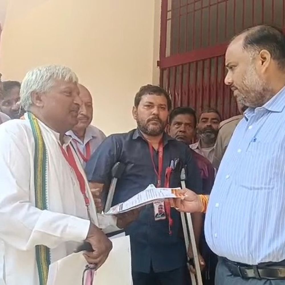 दिव्यांगजनों की समस्याओं को लेकर जिलाधिकारी को ज्ञापन:राष्ट्रीय दिव्यांग सेना ने पेंशन, ALIMCO सर्विस और आवास आवंटन की मांग की
