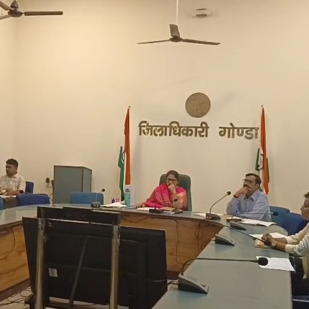 गोंडा में विकास कार्यों में लापरवाही पर डीएम सख्त:ईओ के वेतन रोकने के निर्देश, नाला निर्माण और कई वार्डों में काम शुरू न होने पर कार्रवाई