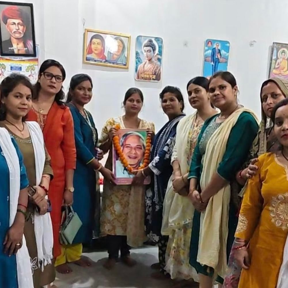 जालौन में कांशीराम को श्रद्धांजलि:परिनिर्वाण दिवस पर सम्यक दृष्टि महिला संघ ने किया नमन