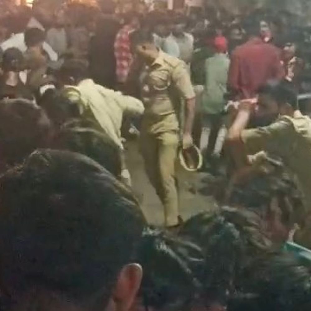प्रयागराज में काली स्वांग के दौरान दो गुटों में मारपीट:लात-घूंसे चले, पुलिस ने लाठीचार्ज किया; 43 सेकंड का वीडियो वायरल