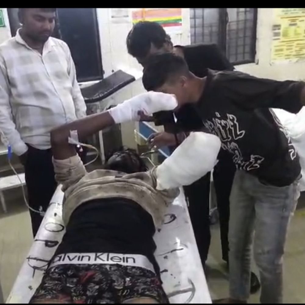 मेरठ में ट्रेन की चपेट में आए दो भाई:एक की मौत, दूसरे का दाहिना हाथ कटा और पैर टूटा