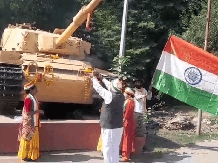 विजयादशमी पर हिंदू महासभा ने सेना तोप का किया पूजन:भारत माता के जयकारे लगाए, टैंक पर कलावा बांधा और आरती उतारी