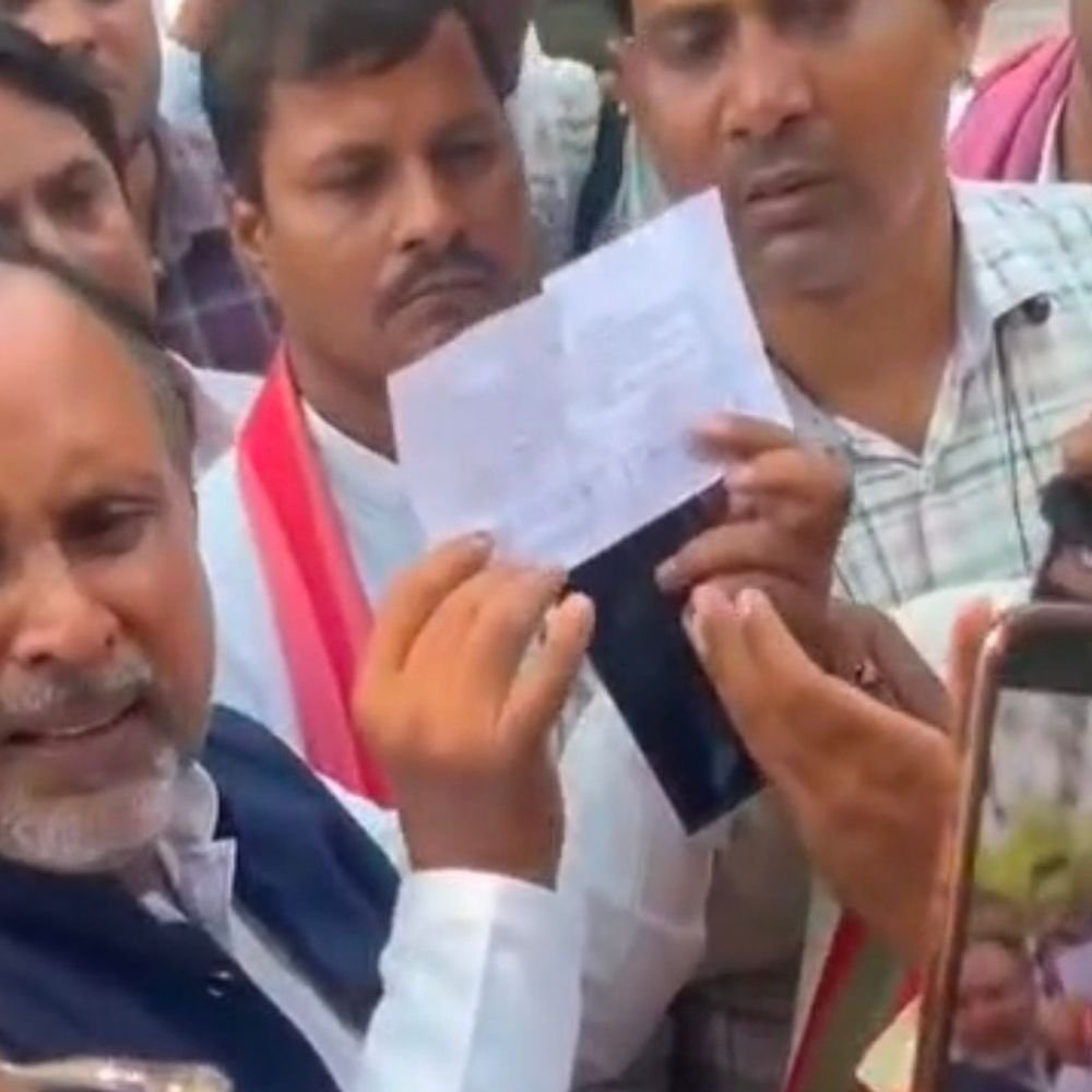 MLC चुनाव में सेक्टर मजिस्ट्रेट के पास प्रत्याशी की पर्ची:सपा प्रत्याशी डॉ. मान सिंह यादव ने किया हंगामा, सपाइयों ने पर्ची छीनी